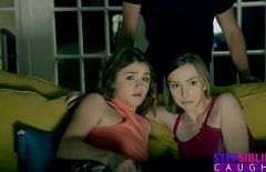 تشاهد الأخوات فيلمًا إباحيًا حتى يأتي صديقهم ليمارس الجنس معهم