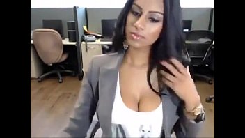 امرأة سمراء تريد أن ينظر إليها على ممارسة العادة السرية مثل الثلاثون نهم