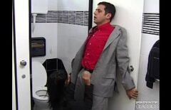 إيلينا تأخذ زميلها إلى المرحاض ويبدأ في امتصاص صاحب الديك