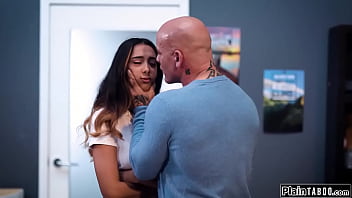 العذراء الصغيرة تمارس الجنس لاول مرة دخول عليها في المنزل