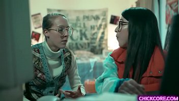 قحبتان تشاهدان فيلم حب مع رجل ويأتي الرئيس ليمتص صاحب الديك