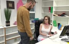 لفترة طويلة أرادت أن تمارس الجنس في المكتب حيث كانت والدتها