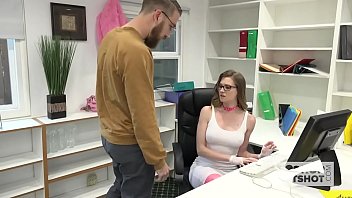 لفترة طويلة أرادت أن تمارس الجنس في المكتب حيث كانت والدتها