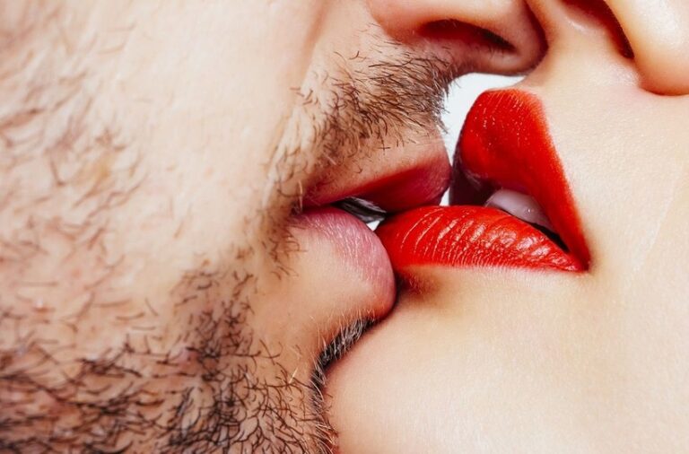 Cum poți folosi filmele XXX pentru a-ți îmbunătăți tehnicile sexuale personale