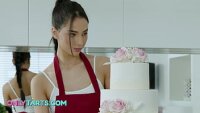 ينزلق هذا الشاب بإصبعه في فرج المرأة الناضجة
