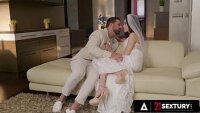 تتسع السمراء بالكامل وهي تتلقى القضيب في مهبلها من الخلف